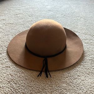 Wide brim hat